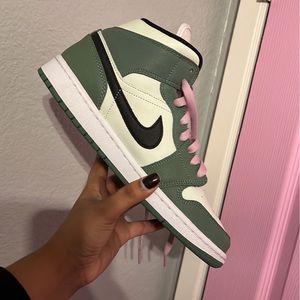 Woman’s air Jordan Dutch green